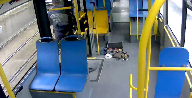 Узбуна у аутобусу због кофера са алатом